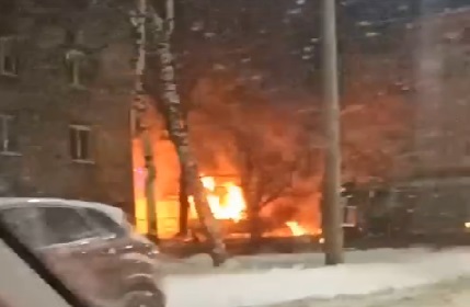 В центре Ярославля одновременно загорелись два автомобиля. Видео
