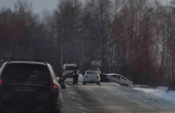 Ярославцы доставали из авто детей после ДТП, где пострадали три человека