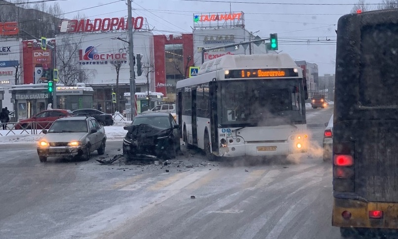 В Ярославле автобус с пассажирами протаранил легковушку