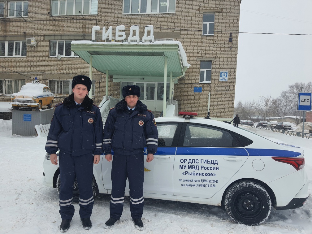 Полицейские из Рыбинска вынесли из пожара 95-летнюю бабушку 