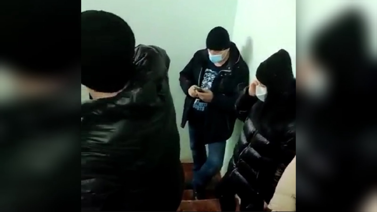 Очередь из больных с кашлем растянулась на 3 этажа в поликлинике Рыбинска