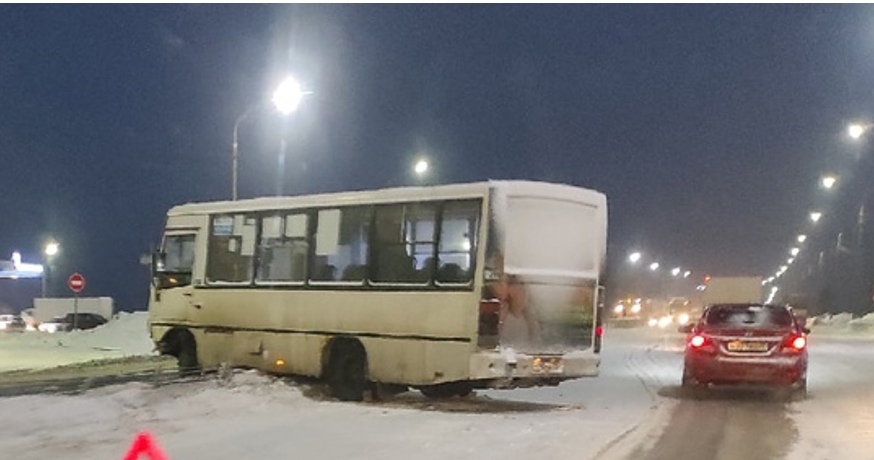 В Ярославле второй день подряд автобусы виснут на ограждениях