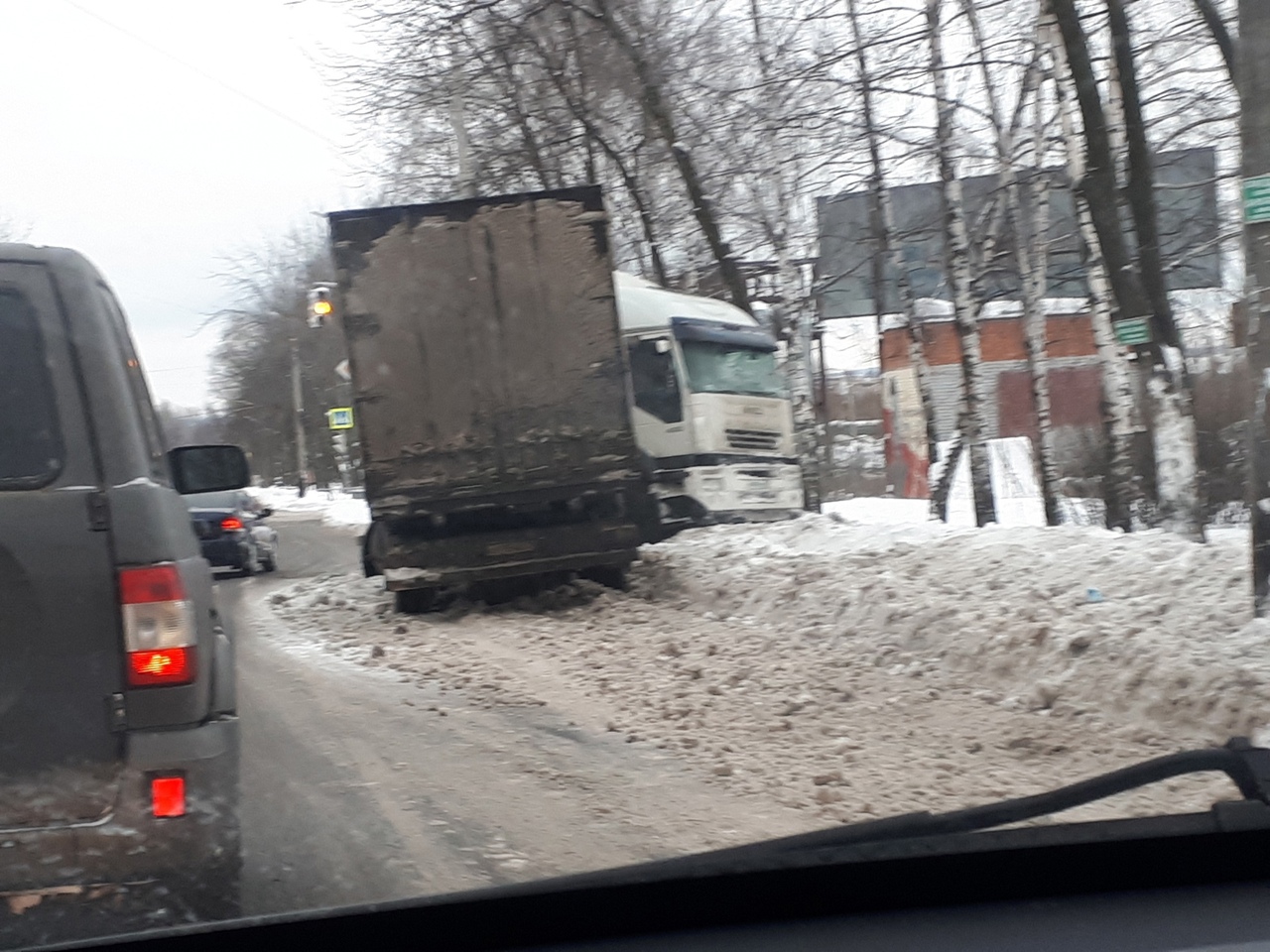 Согнуло пополам: в Ярославле из-за ДТП с фурой образовалась пробка