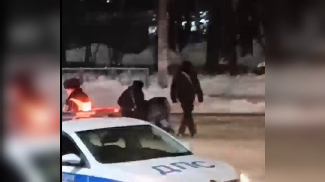 Думали, что пьяный гуляет по центру Ярославля, а оказался в розыске: видео
