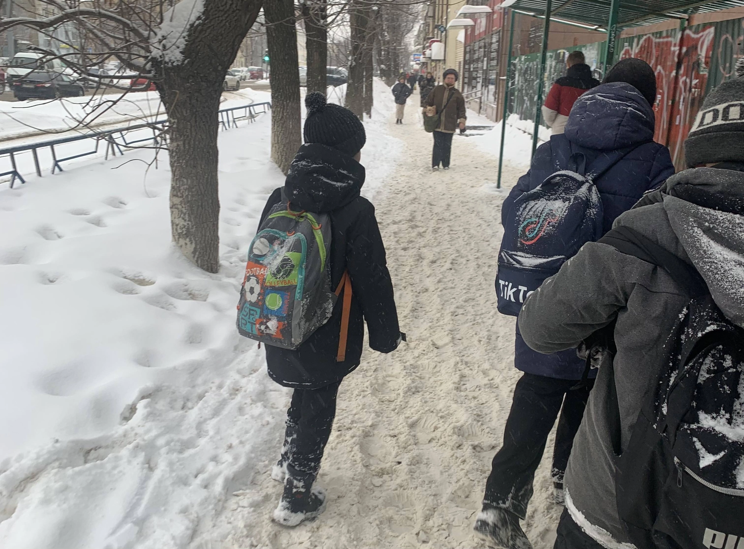«Дети тяжело болеют»: мамы Ярославля требуют перевести школьников на дистант 