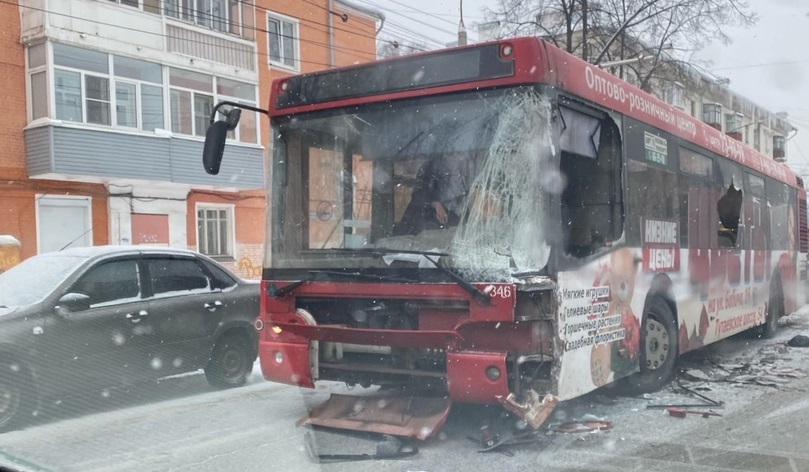 Серьезная авария в Ярославле: столкнулись троллейбус и автобус