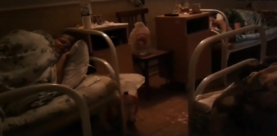 «Здесь как в подвале, спим в шапках»: страшное видео из ковидной больницы Ярославля