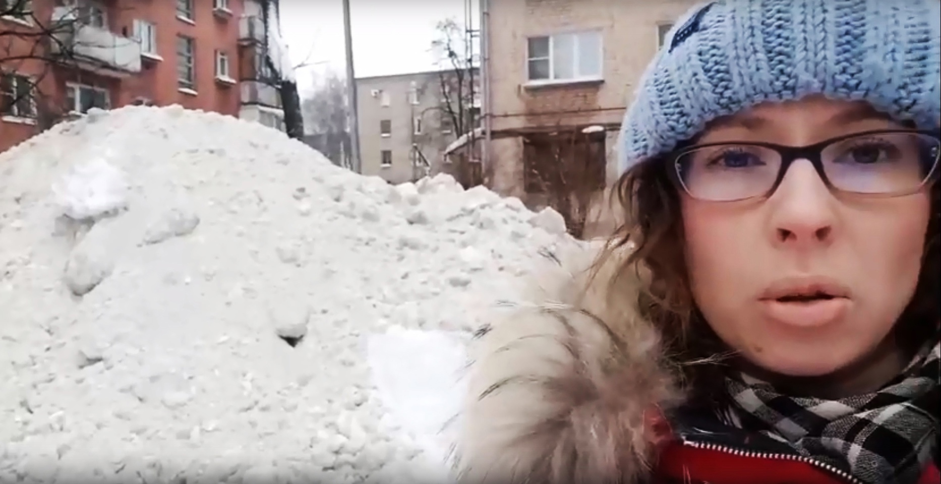 "Мама, где моя горка?": в Ярославле коммунальщики завалили детскую площадку грязным снегом