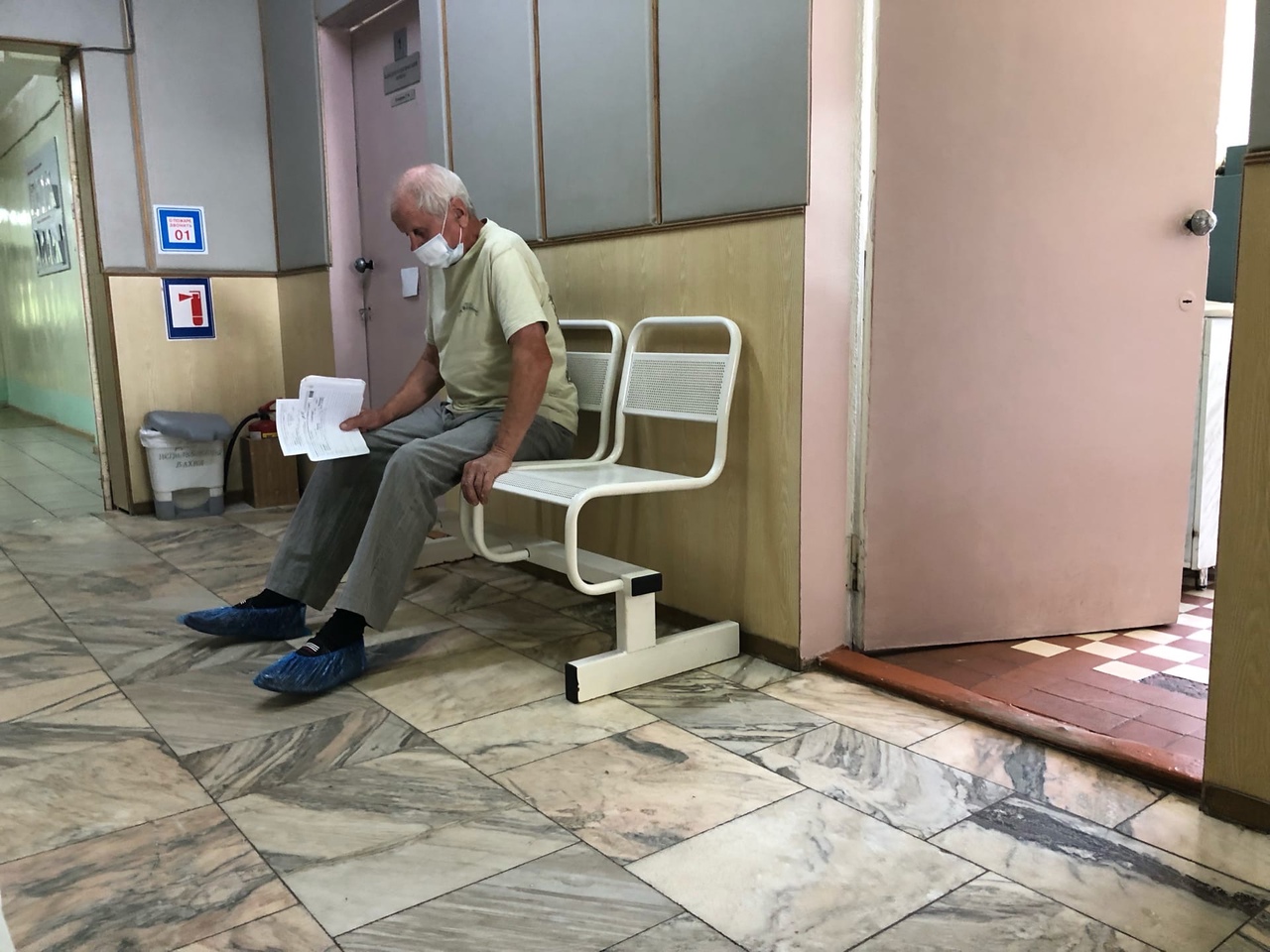 Умирающий дедушка с ковидом 10 часов ждал скорую под Ярославлем