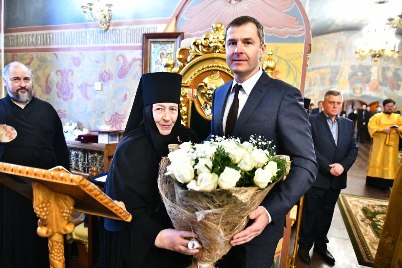 Владимир Путин наградил почетным орденом настоятельницу ярославского монастыря
