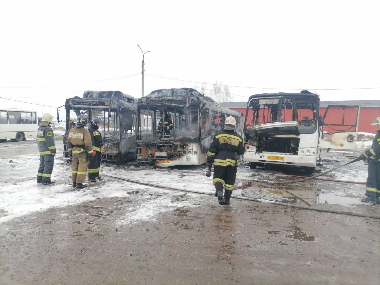 Назвали предварительную причину пожара трех автобусов в Ярославле