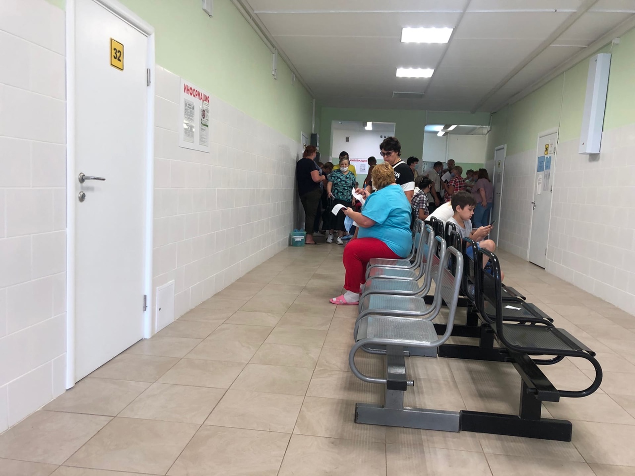 «Рассадник пандемии»: жители Ярославской области жалуются на огромные очереди ко врачу