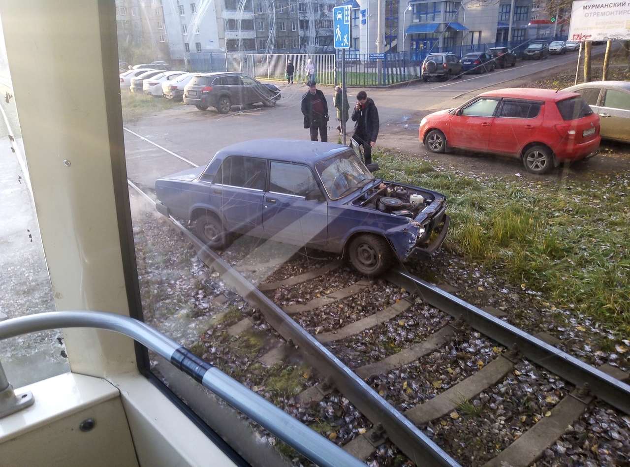 «Было страшно»: в Ярославле «легковушка» влетела в трамвай с пассажирами
