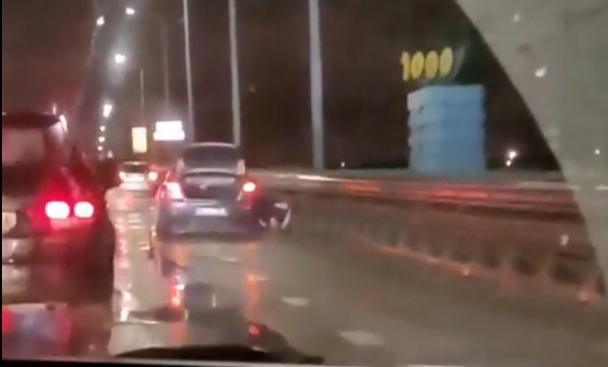"Шесть авто на аварийках": в Ярославле мост после ремонта покрылся ямами-убийцами