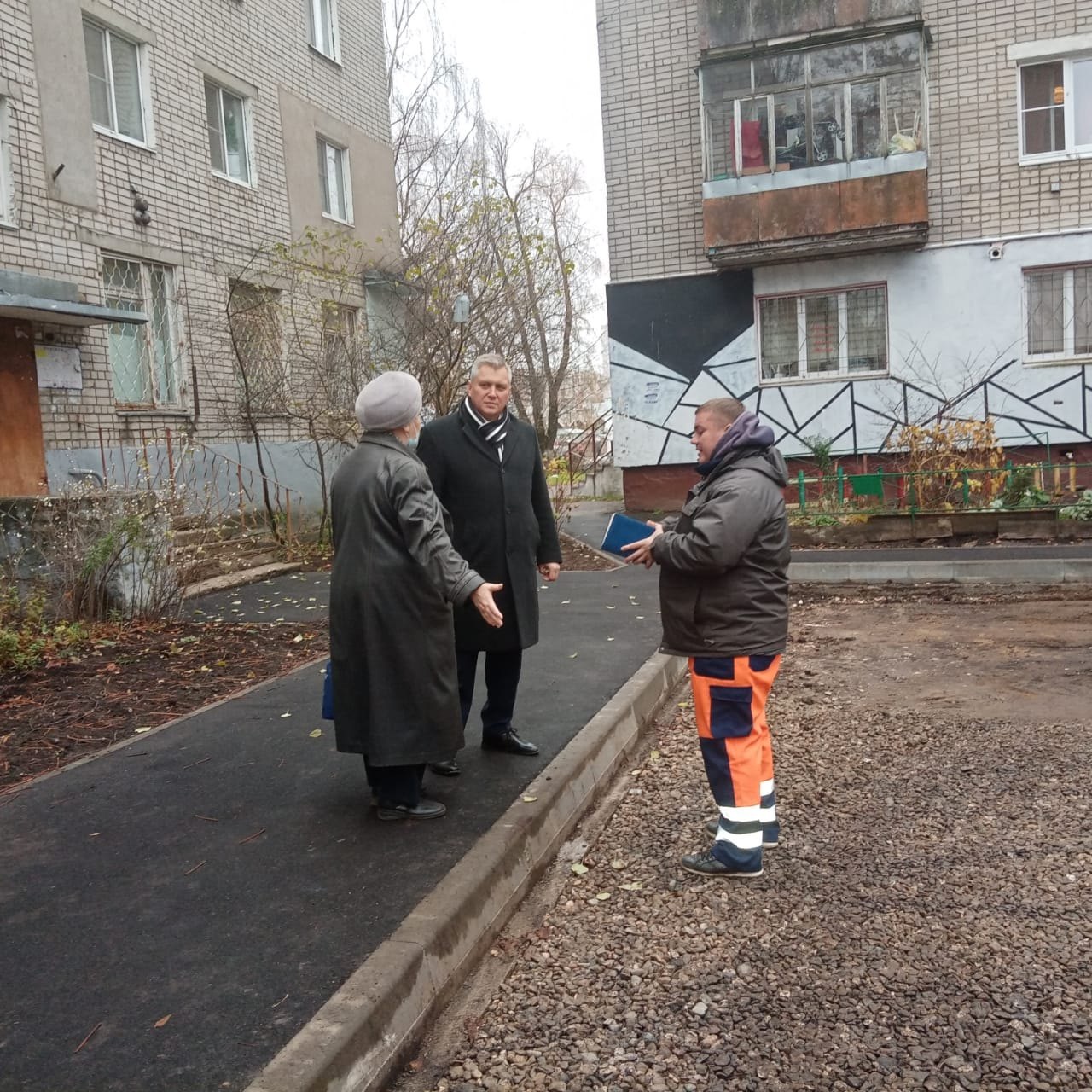  "Как после бомбежки": как вызвать чиновника во двор Ярославля