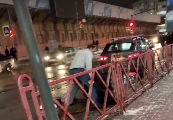 В центре Ярославля таксист жестоко избил двоих пассажиров. Видео
