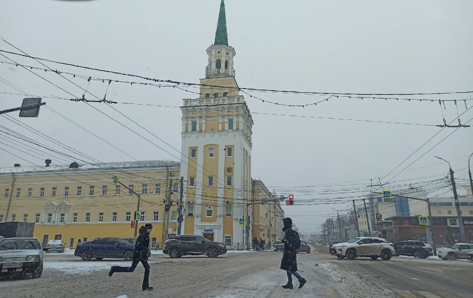 В центре Ярославля на зиму запретили стоянку транспорта