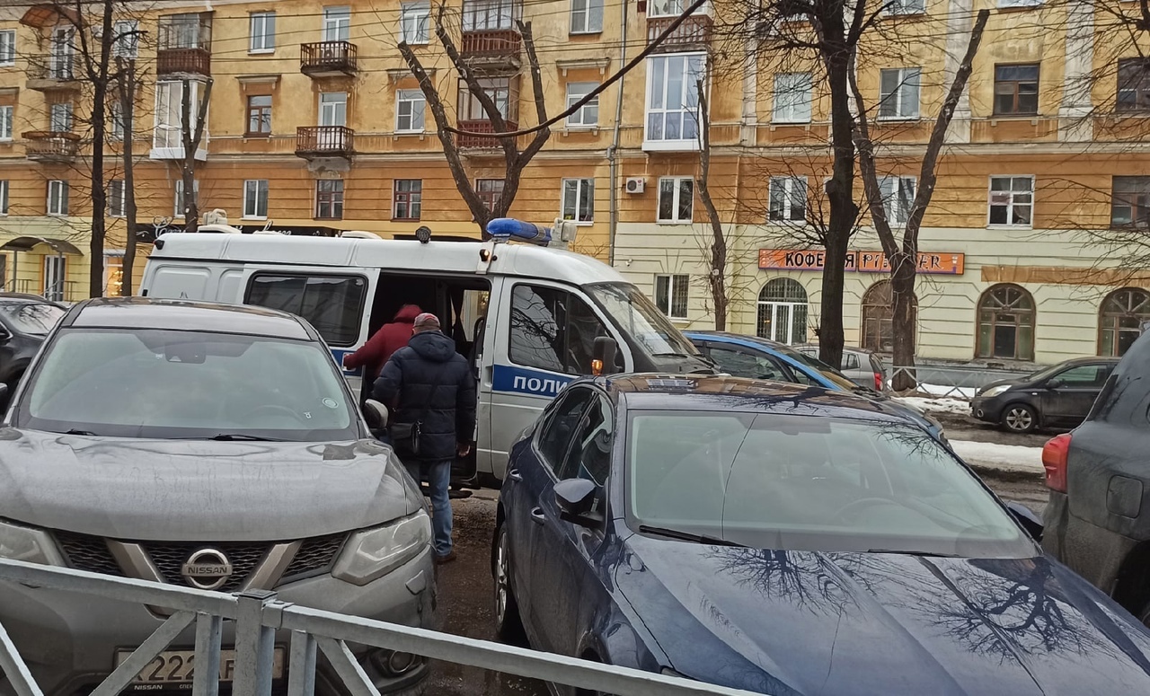 Караулил в подъезде: в Ярославле поймали истязателя бабушек