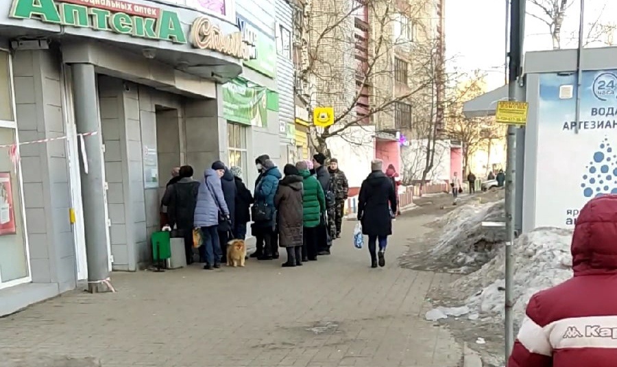 "Бежали к паллетам с сахаром": обезумевшие ярославцы до открытия магазина стоят в очередях