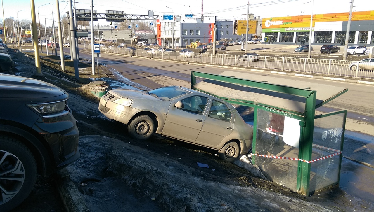 В Ярославле машина с парковки свалилась на остановку