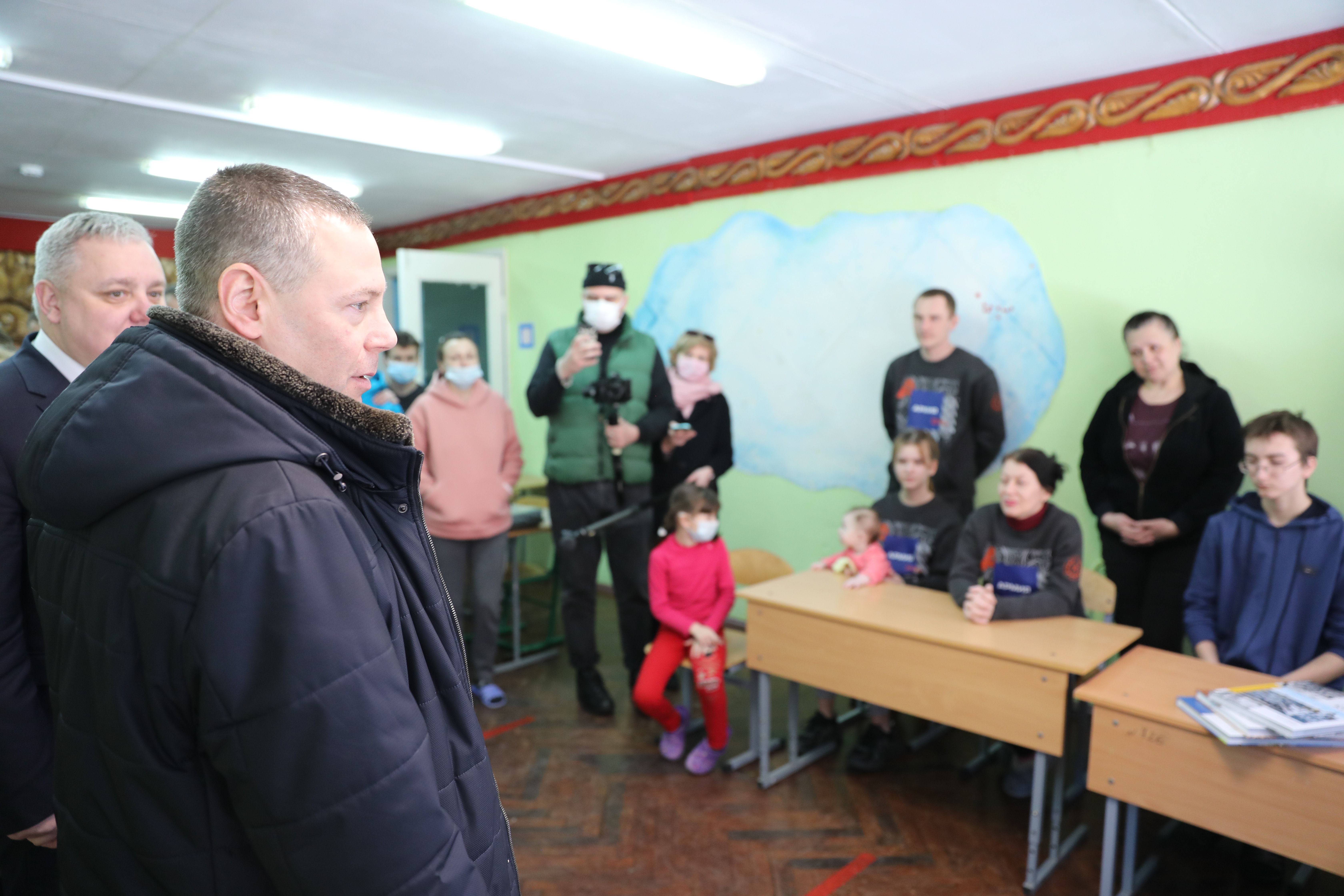 Михаил Евраев посетил пункт временного пребывания беженцев из Донецкой  области