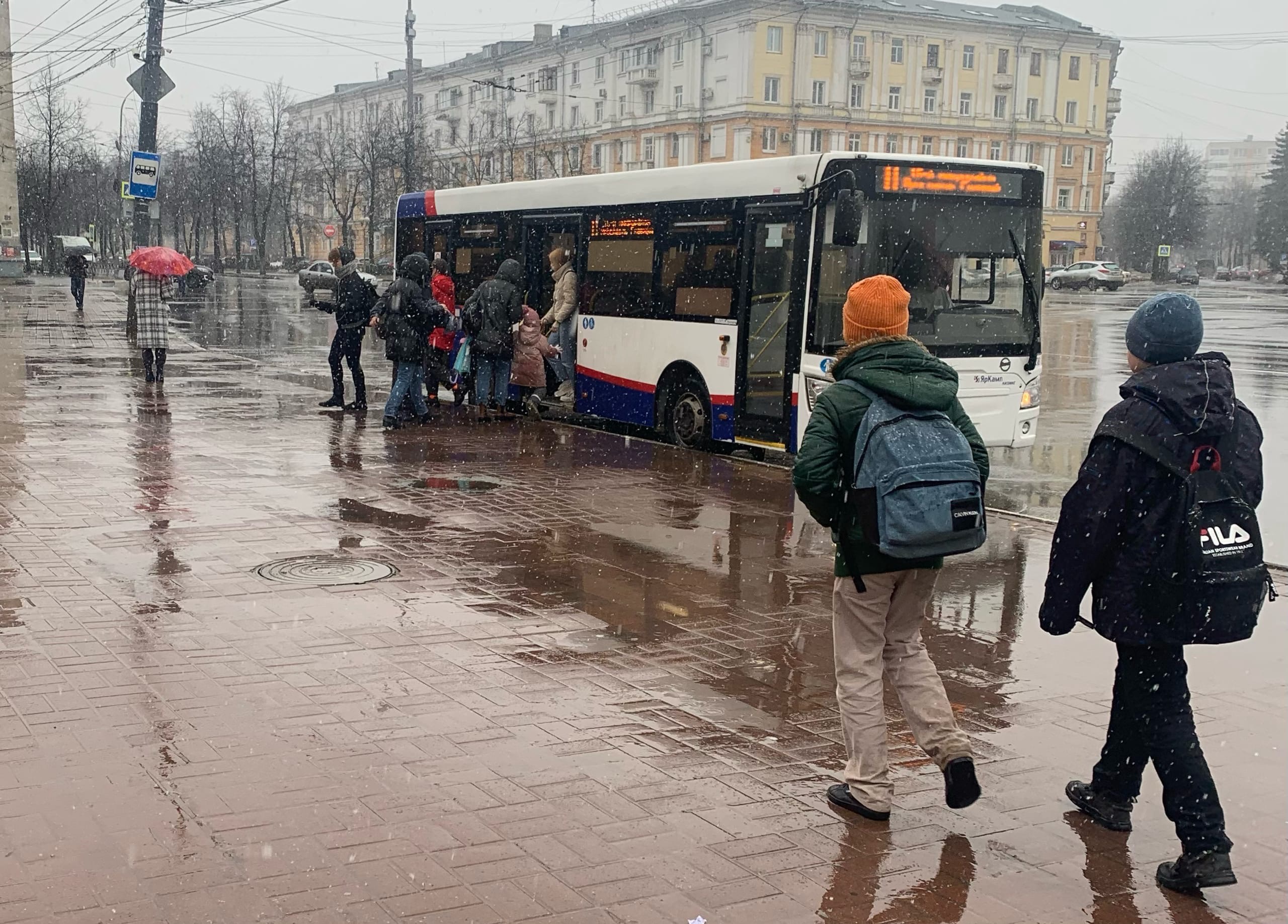 «С детьми стояли на морозе и ветру»: из-за отмены рейсов ярославцы ждут автобусы часами