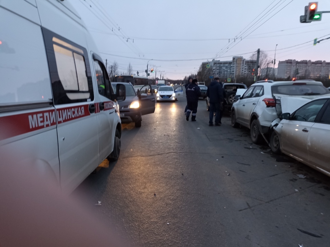«Ребенок без сознания выпал»: в Рыбинске гонки на дорогах обернулись страшным ДТП