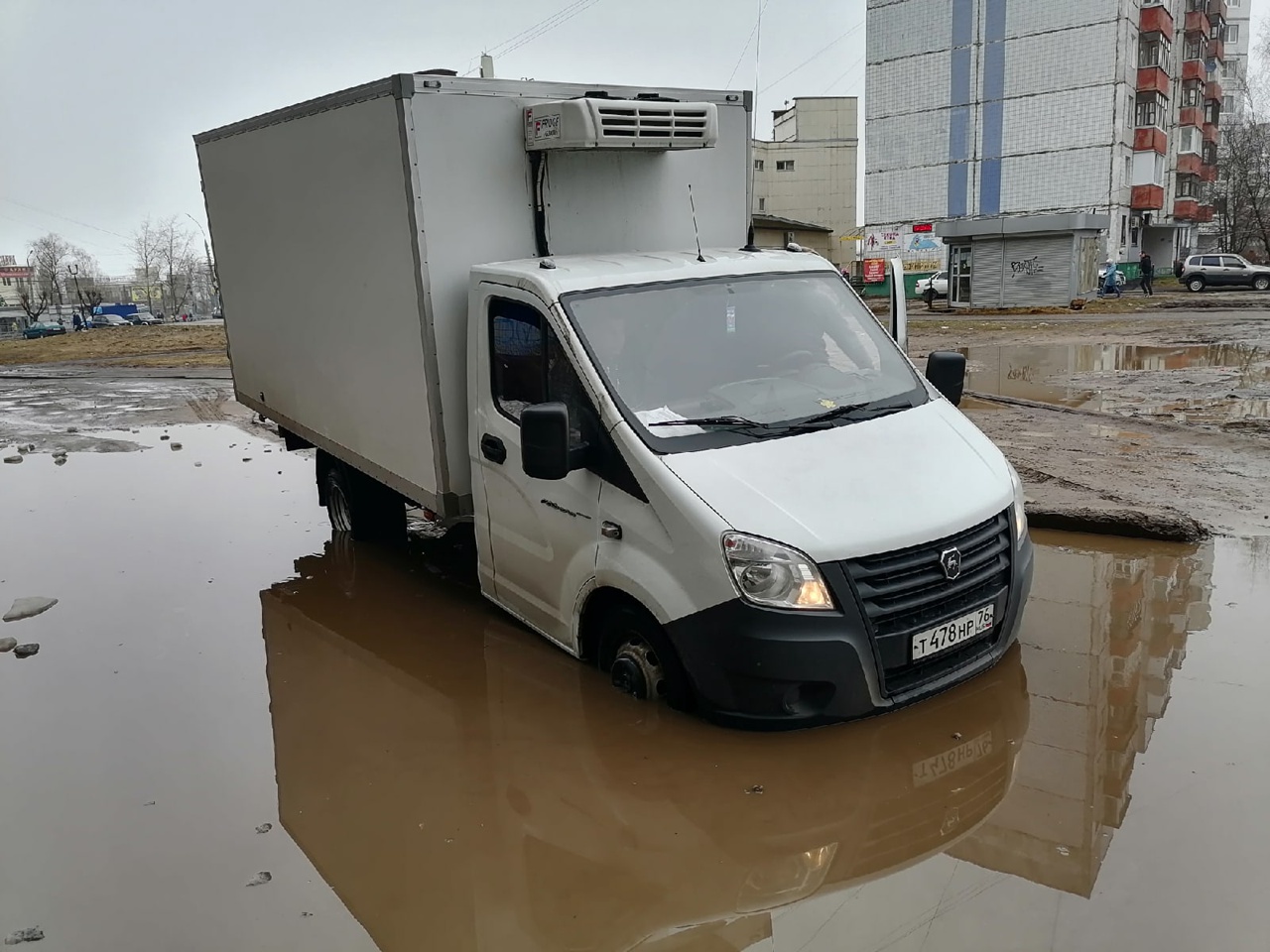 Газель ярославль. Газель в Ярославле. Газель уходит под воду.