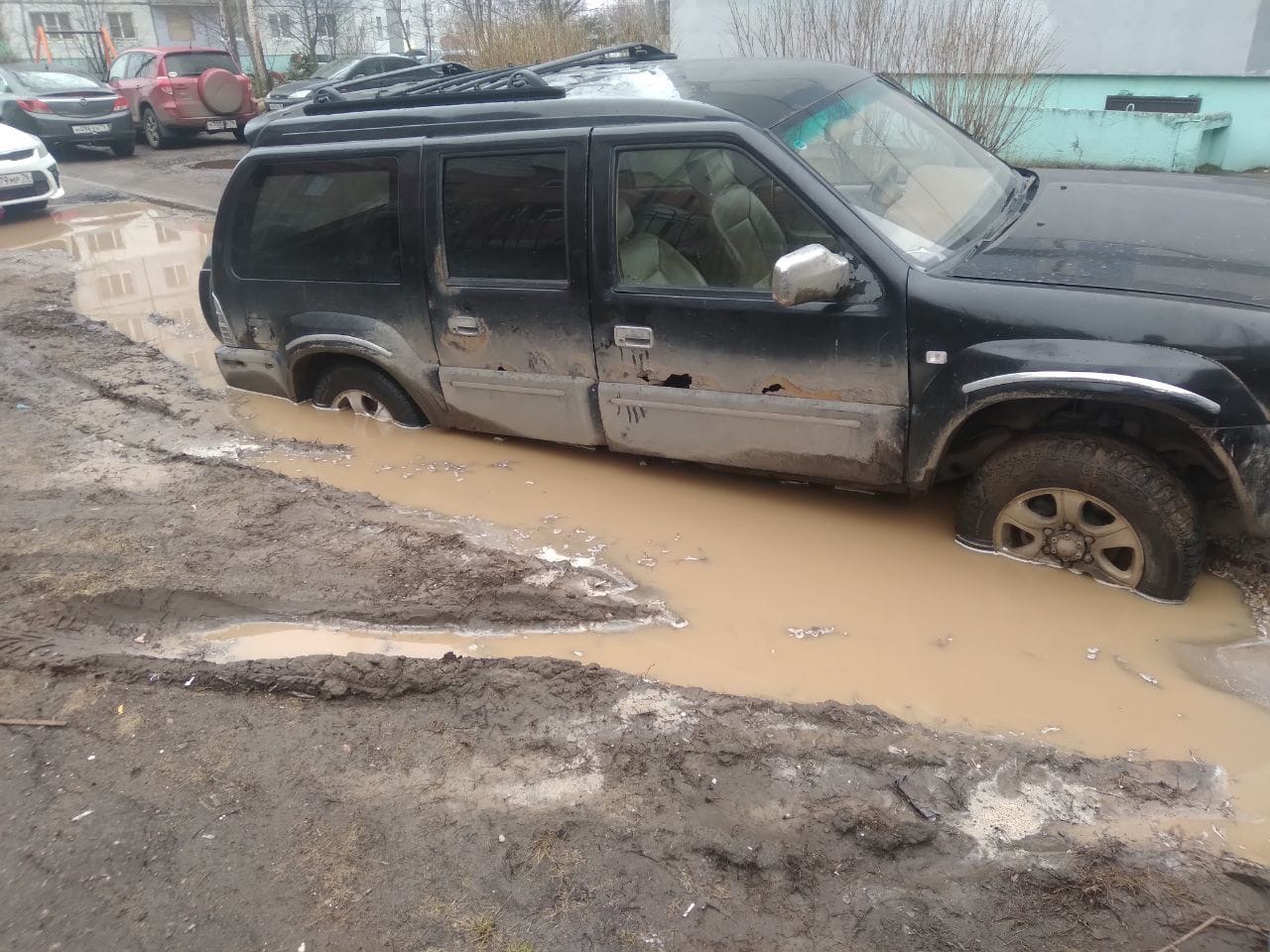 В Ярославле джип припарковался на газоне и увяз в огромной яме