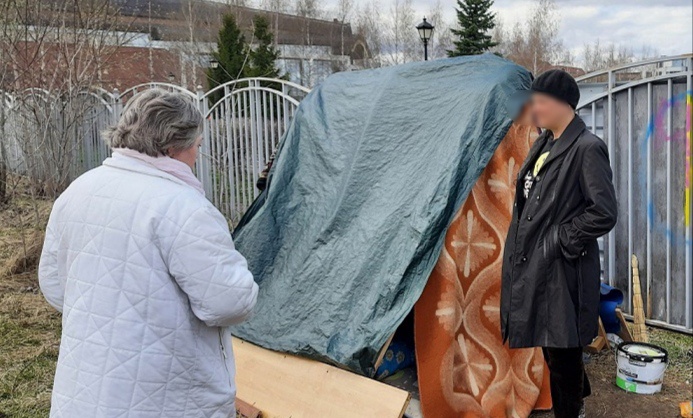 Трижды разведённая юрист поселилась в палатке в центре Ярославля