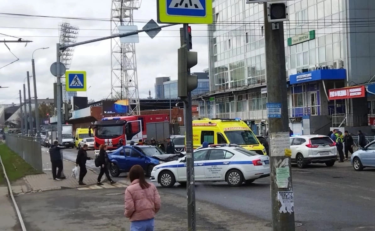  Мужчина лежал на асфальте: три человека пострадали в ДТП в центре Ярославля