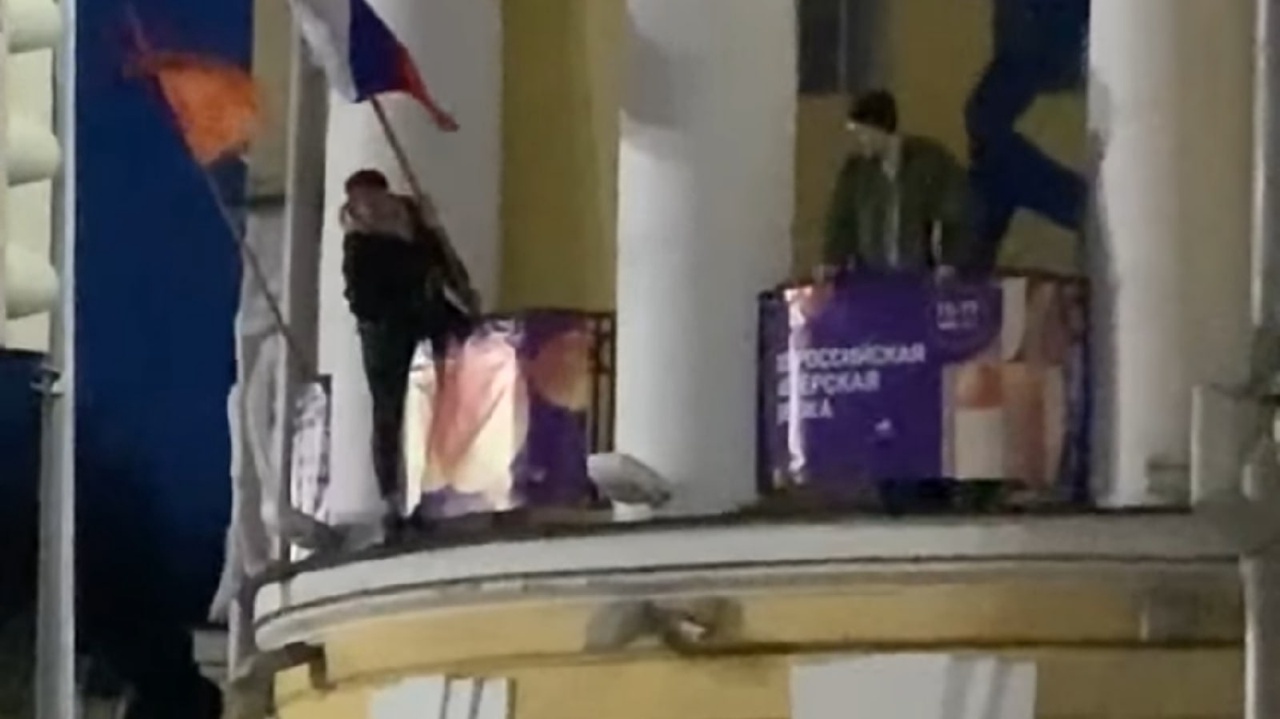 Ярославцы ночью лазали по Волковскому театру и попали на видео