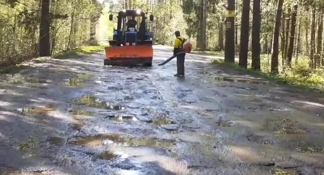 Гонят лужи ветродуями: в Ярославской области подрядчики попались на мокром ремонте дорог