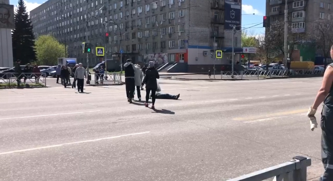 В Рыбинске люди 20 минут ходили мимо лежащего на дороге мужчины
