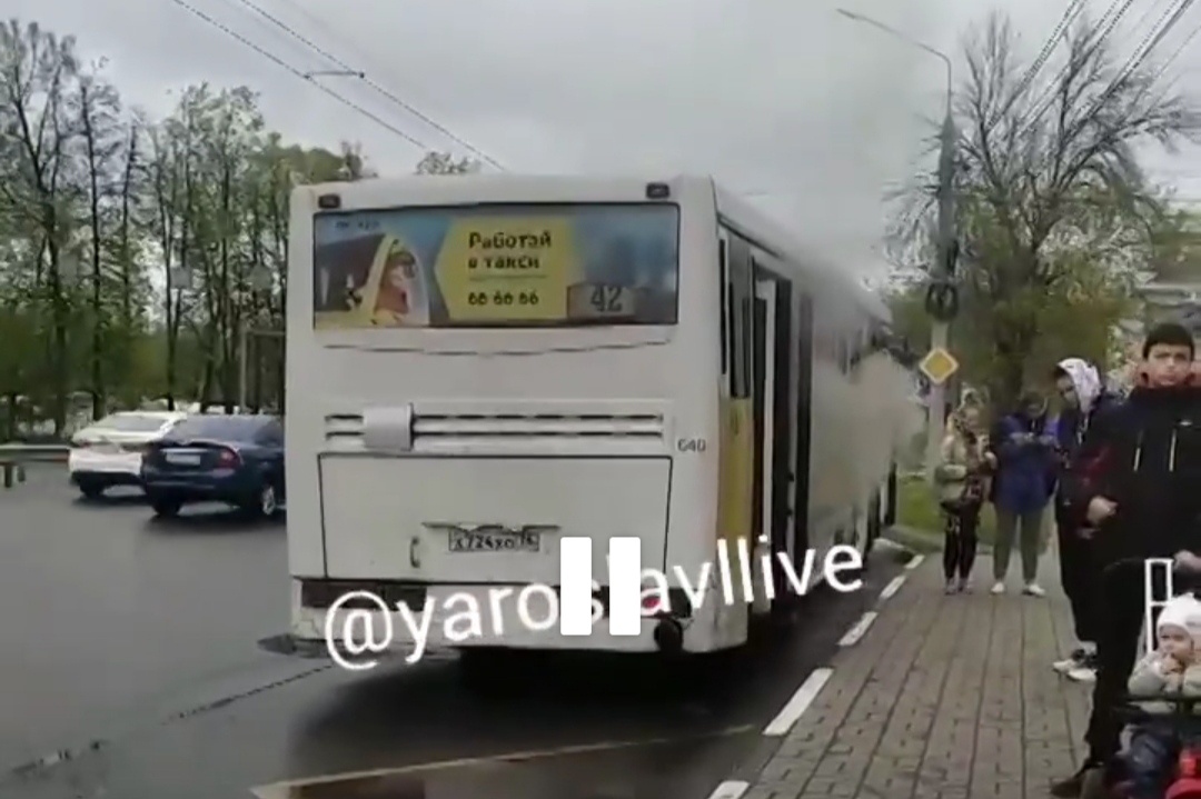 В Ярославле на остановке задымился автобус с пассажирами