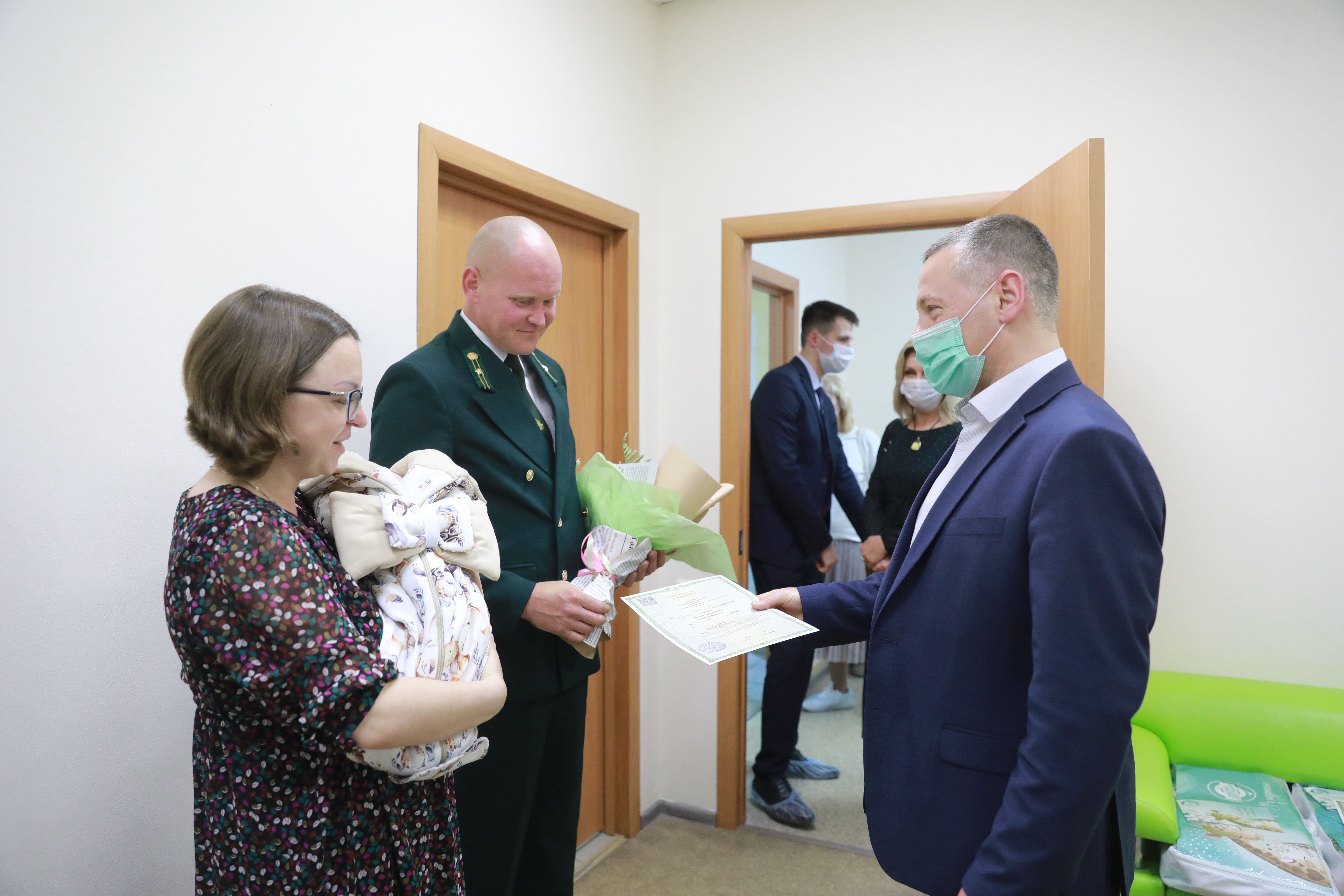 Молодые ярославны получили подарок для новорожденных из рук Михаила Евраева