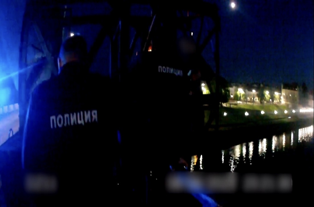 Полицейские в Рыбинске сняли отчаявшегося мужчину с моста