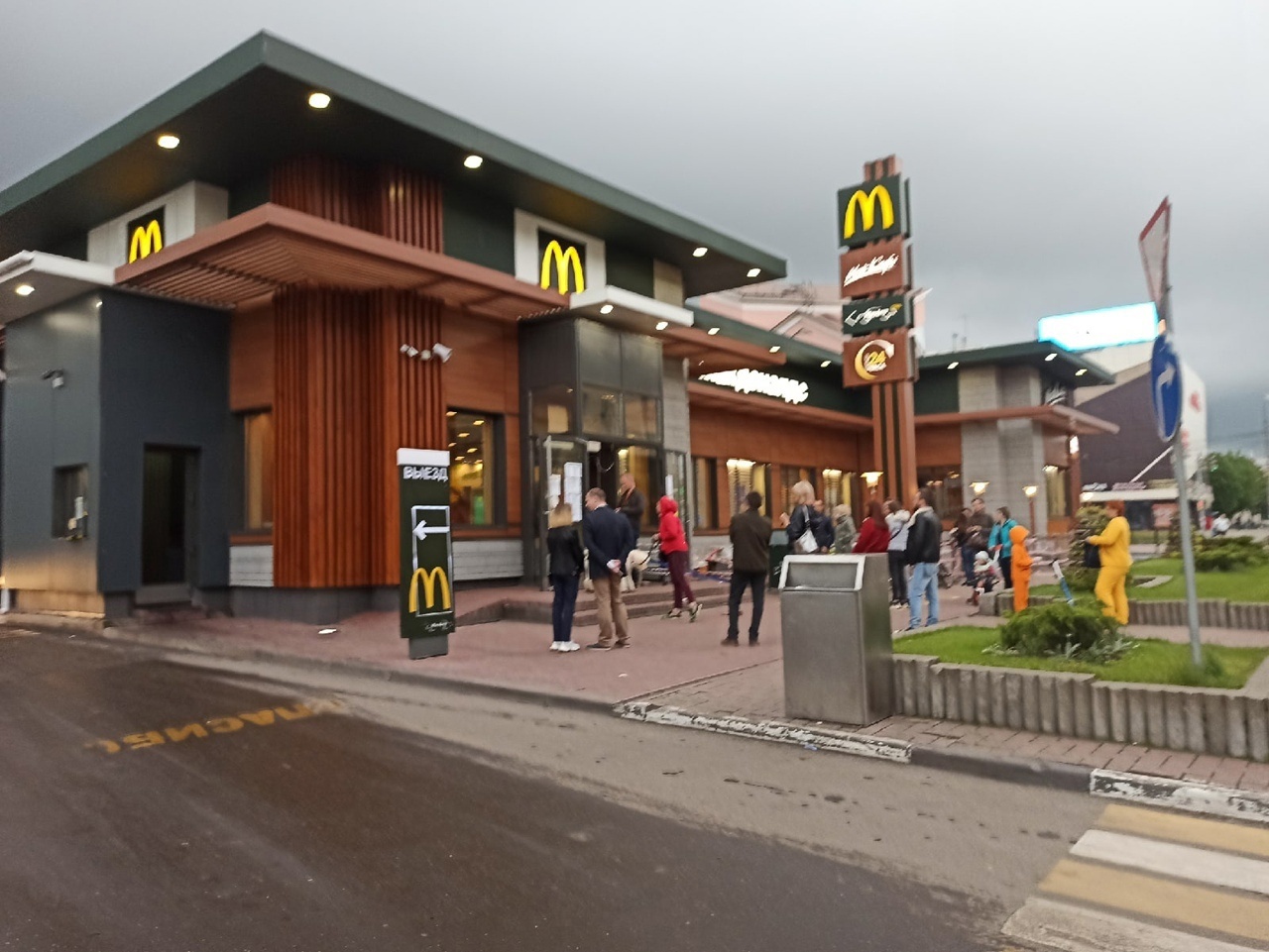 Бывшая сеть ресторанов «Макдональдс» определилась с новым названием