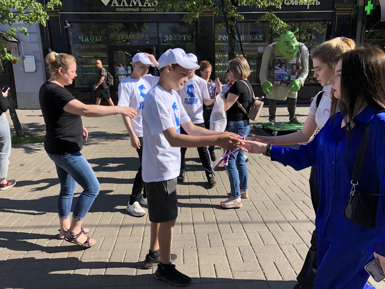 Активисты ЛДПР поздравили ярославцев и гостей города с Днем России