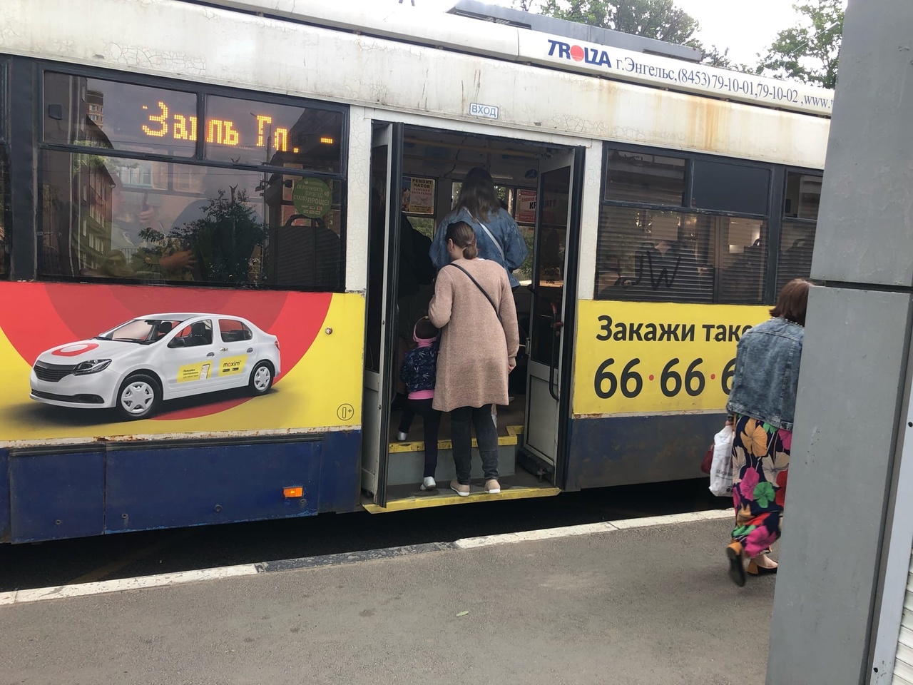 В Ярославле из - за взрыва колеса троллейбуса пострадали пассажиры