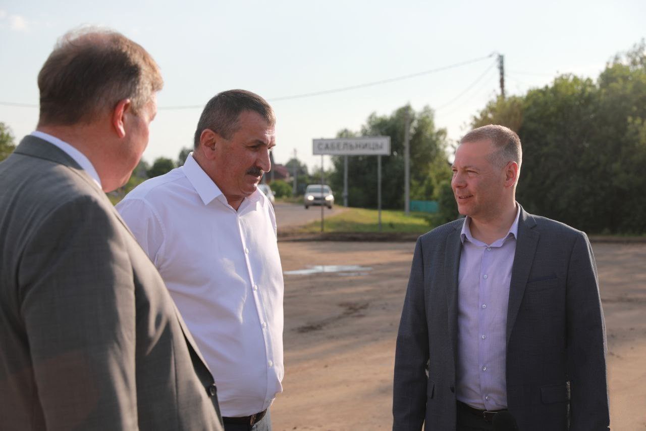 Михаил Евраев проверил ход ремонта дороги в Ярославском районе