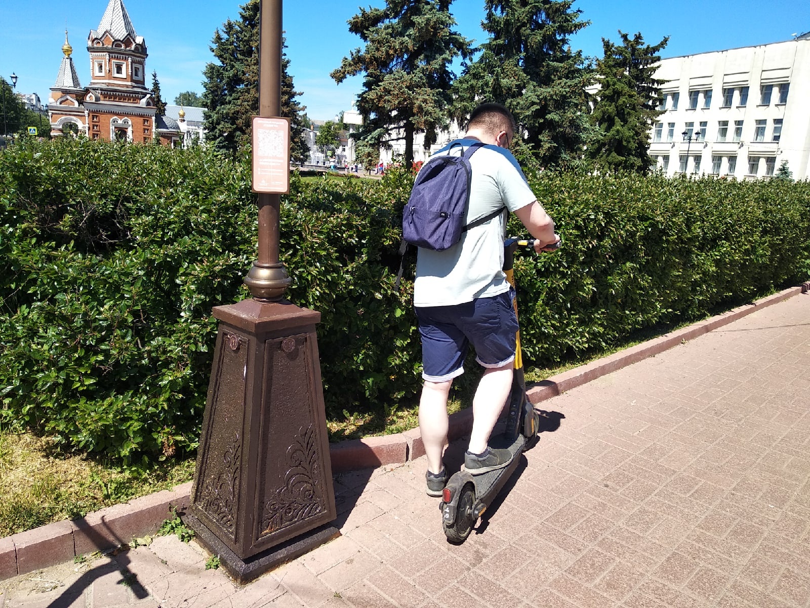 "Невозможно ходить по тротуарам!": ярославцы требуют убрать электросамокаты из центра