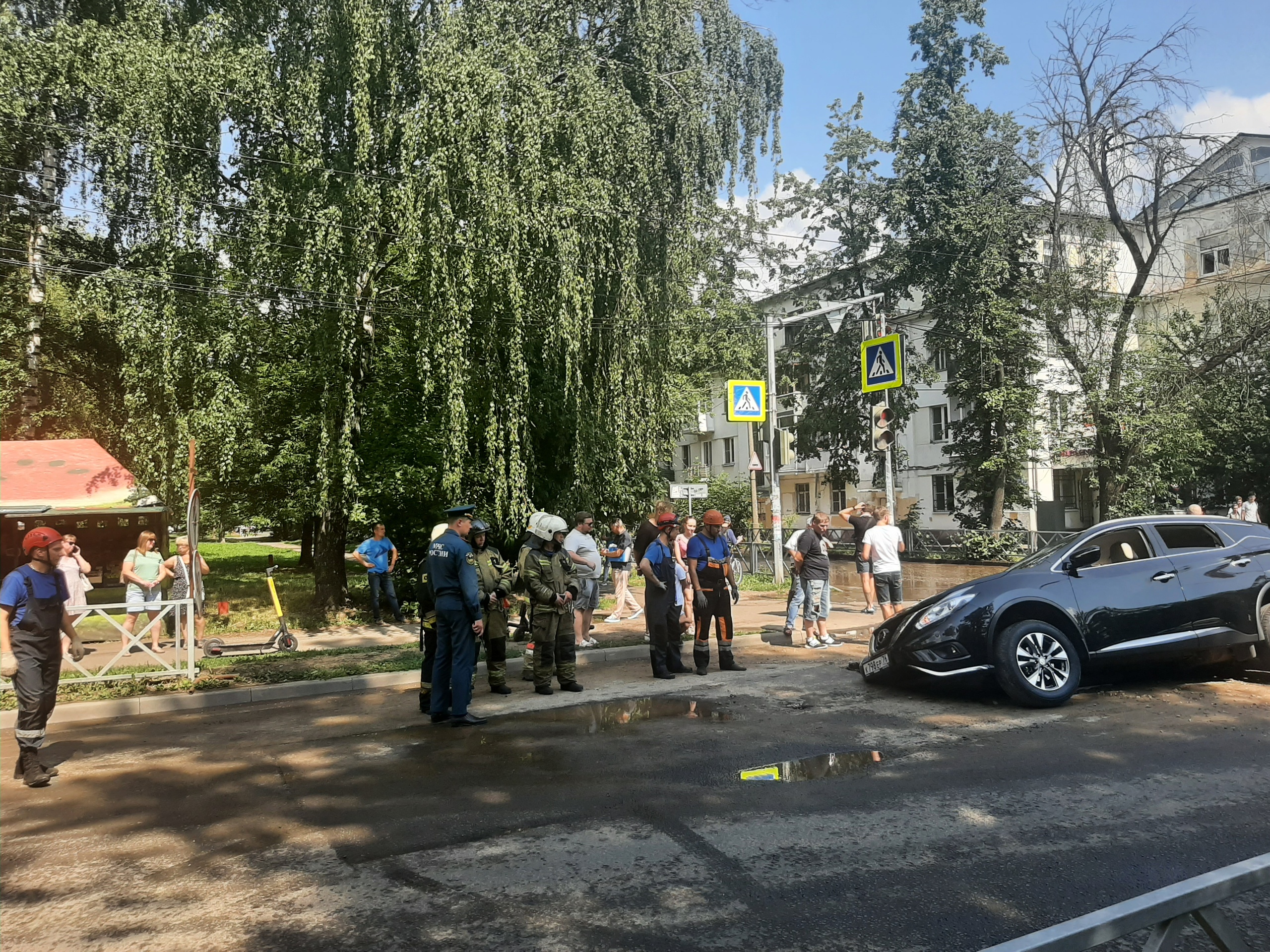 В центре Ярославля асфальт рухнул прямо с иномаркой
