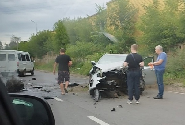 В Ярославле в жестком ДТП двигатель автомобиля вылетел на дорогу