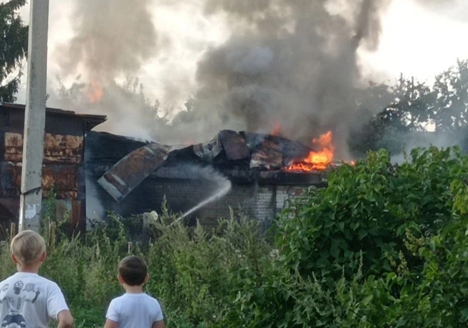 Черный столб дыма возник в Ярославле из-за пожара за Волгой
