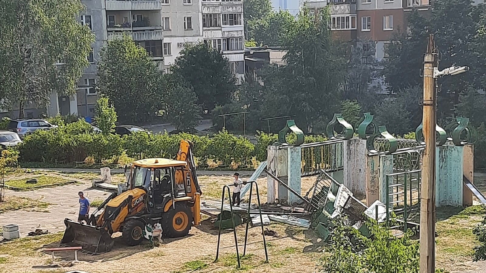 "Сносят остатки детства": в Ярославле разрушили легендарную детскую площадку