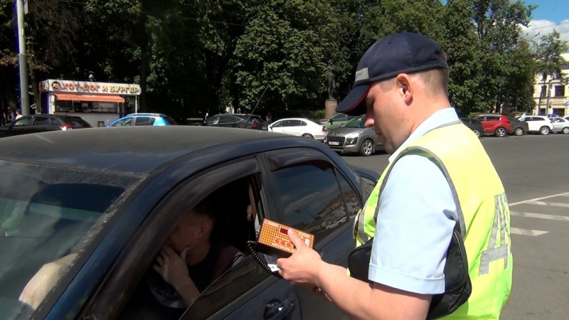 Во время облав отобрали права у пьяных водителей в Брагино и Фрунзенском районе