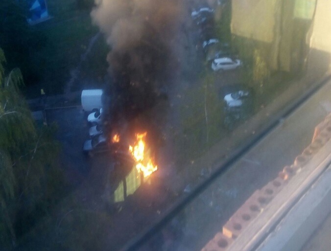 В Ярославле прямо во дворе жилого дома сгорел автомобиль