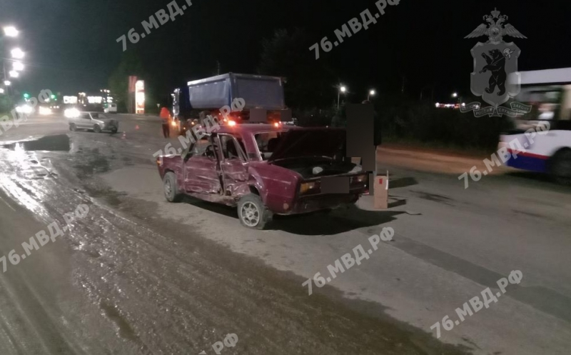 В Ярославле в тройном ДТП с грузовиком пострадал человек