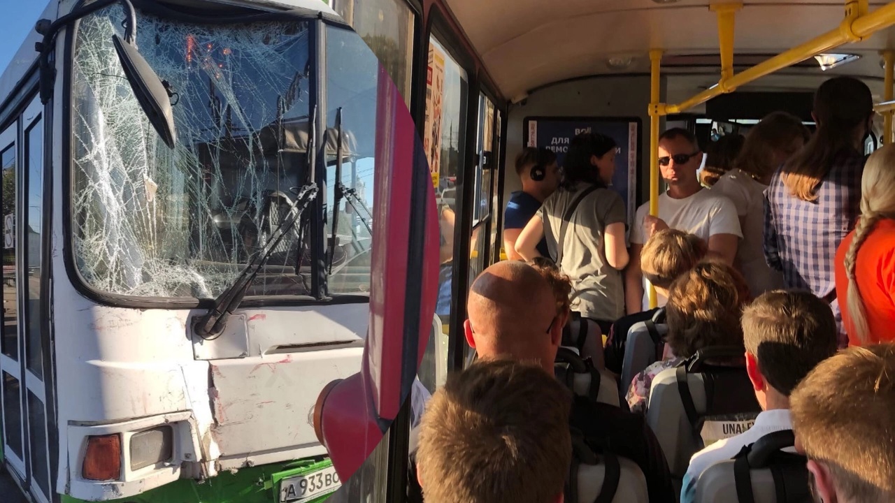 В Ярославле пассажирский автобус влетел в троллейбус 